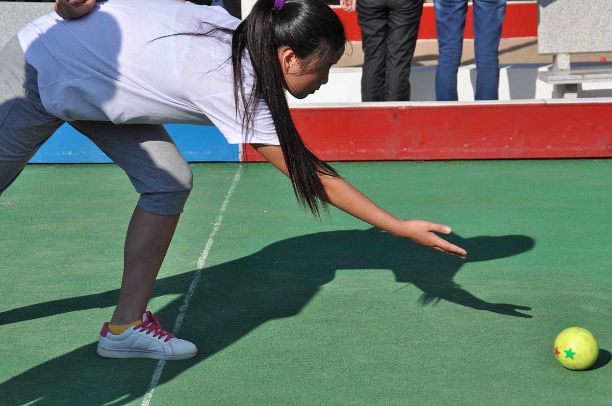 基于以下内容写2000字新闻报道：我们班投掷沙包的成绩很差很难拿到100分原因是容易投歪、投不远随着训练方法改进我们班最终拿到90分以上的成绩