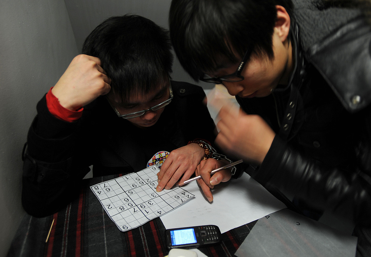 丢失的录像带中文版是一款精心制作、深度足够的密室逃亡游戏。纵情探险的感觉犹如身临其境充满吸引力。且游戏以玩家自由探索为主线有别于其他密室逃亡游戏的直观规则给予玩家更大的自由度。游戏中一些看似简单的谜题却极具挑战性让游戏更有成就感。续写这段话