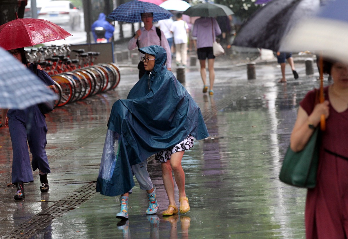 ***_***2018年7月5日,入梅后的强降雨影响南京,上午多场大雨,市民出行