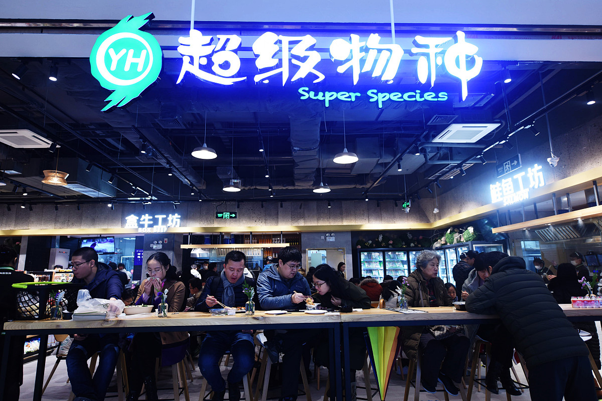 ***_***2017年12月16日,顾客在超级物种杭州首家门店选购商品.