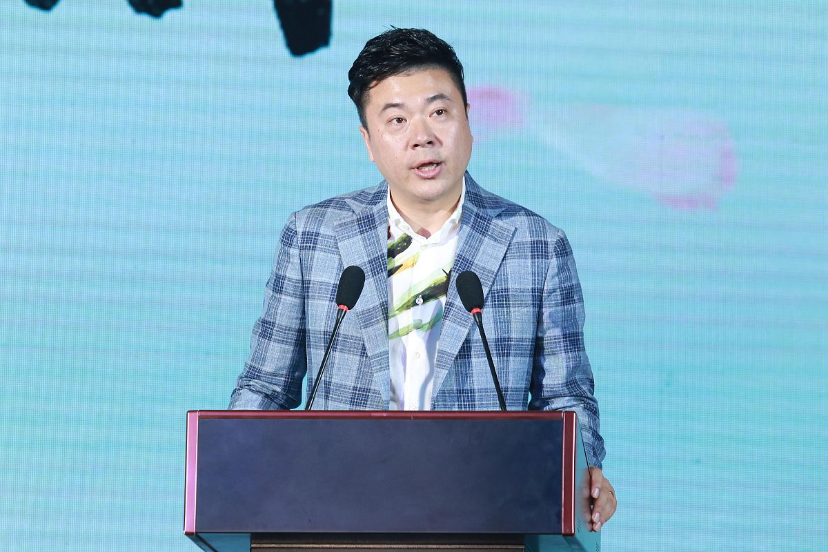 润色以下文章作为法外狂徒张三缔造者的罗翔在一次脱口秀表演中提到李诞找想让他上脱口秀节目并为此找过他多次但是他觉得做普法教育还行自己是不会搞笑的不想去。但是李诞却说那更得来了。罗翔称想了想还是来吧毕竟脱口秀也不是法外之地。然而当时有多好笑如今就有多荒诞。没想到的是罗翔一语成谶预言成真玩梗不能口无遮拦脱口秀确实不是法外之地！某脱口秀演员玩梗疑侮辱人民子弟兵事发后有网友不禁调侃罗老师这是早看穿了啊。