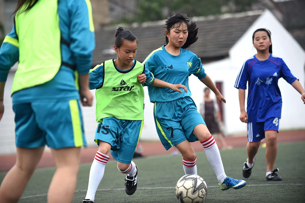 2015年05月18日,安徽合肥,瑶海区裕溪路学校,少年女足的队员们在球场