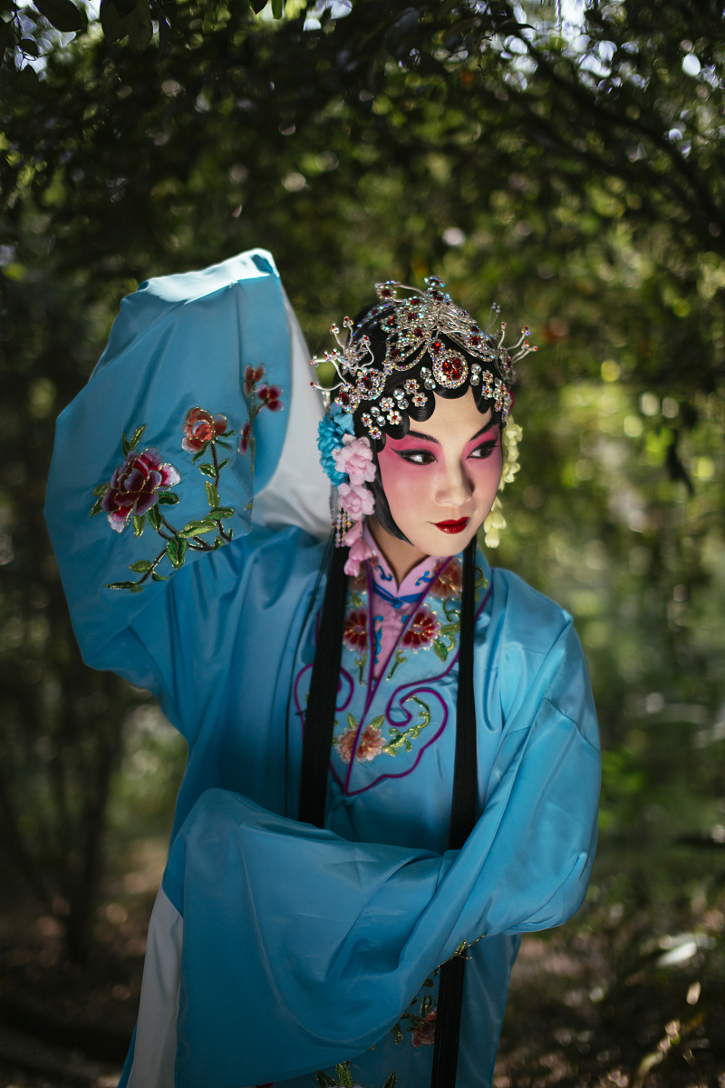 2014年3月27日,武汉,在武大樱花节,一男生穿扮成青衣,在母校武汉大学