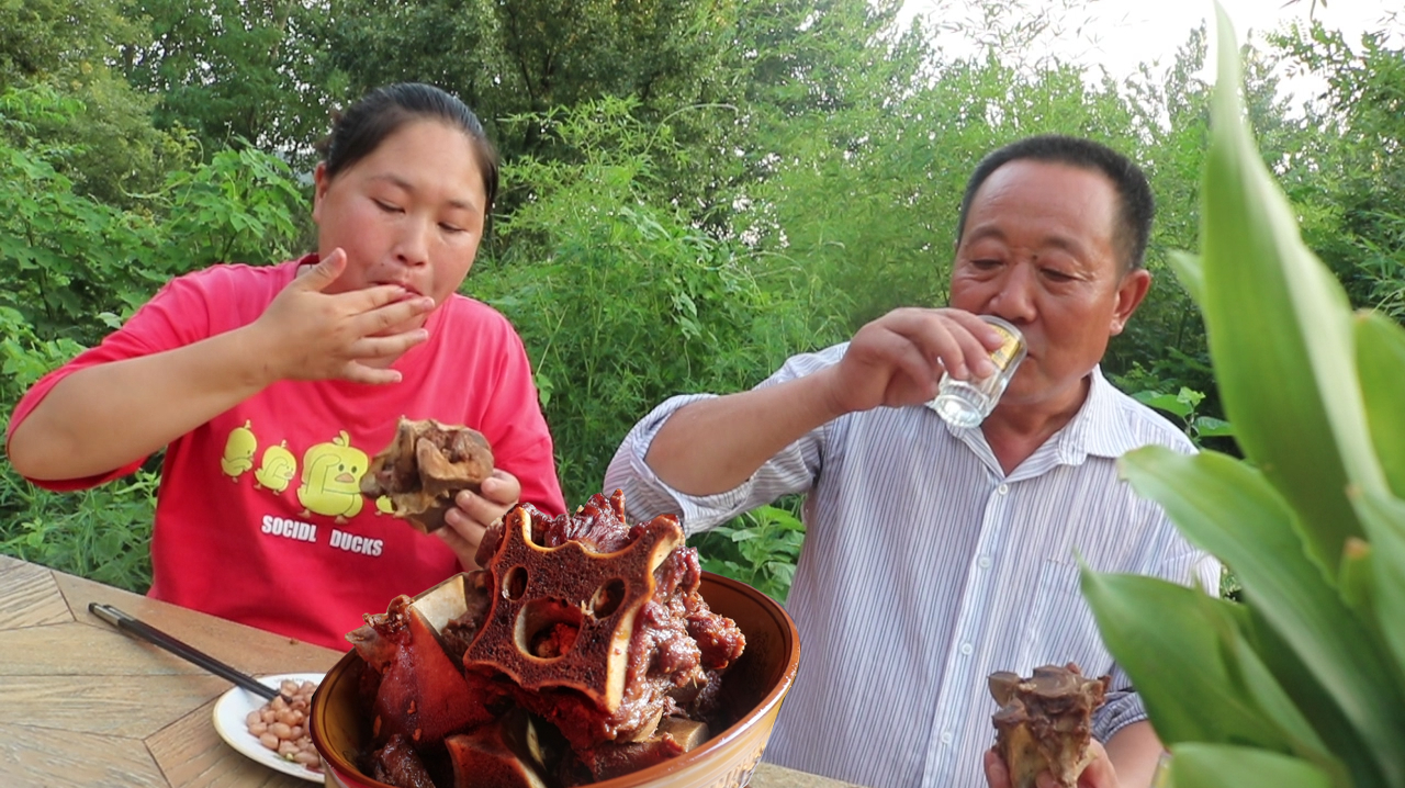 花花生了4胞胎,胖妹买8斤驴蝎子庆祝,老爸一口肉一口酒真解馋
