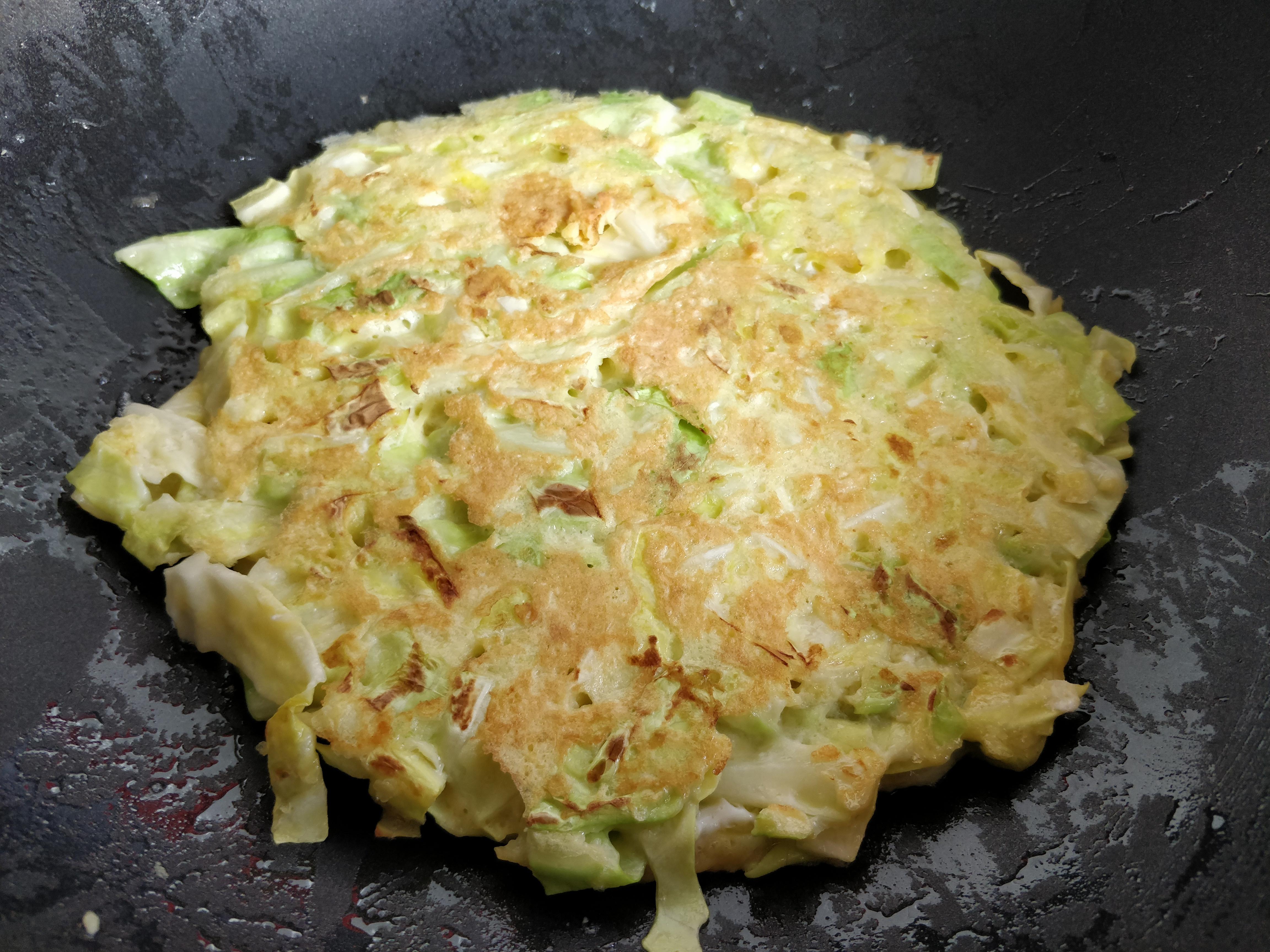 1个包菜2个鸡蛋,不炒不煮,煎成这样的小饼,是孩子爱吃的早餐!