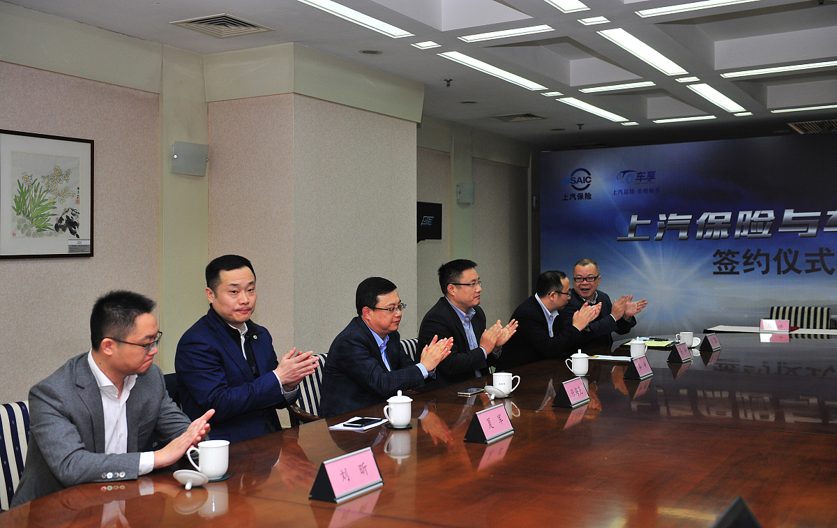 改写一段文字：春华秋实硕果累累；唯有奋斗不负韶华。在激烈的市场竞争中他朱红锋始终坚持技术立身、服务至上的原则砥砺前行履践致远奋斗在生产经营的第一线。星光不负赶路人时光不负追梦人朱红锋用自己的昂扬斗志和主动作为为打赢市场开发翻身仗和集团公司高质量发展贡献力量。让人看不出是同一个人写的。