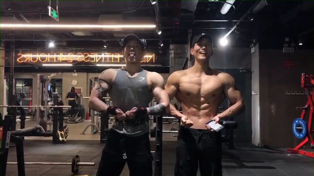 两个肌肉型男的身材都好有料,你更喜欢哪一个?