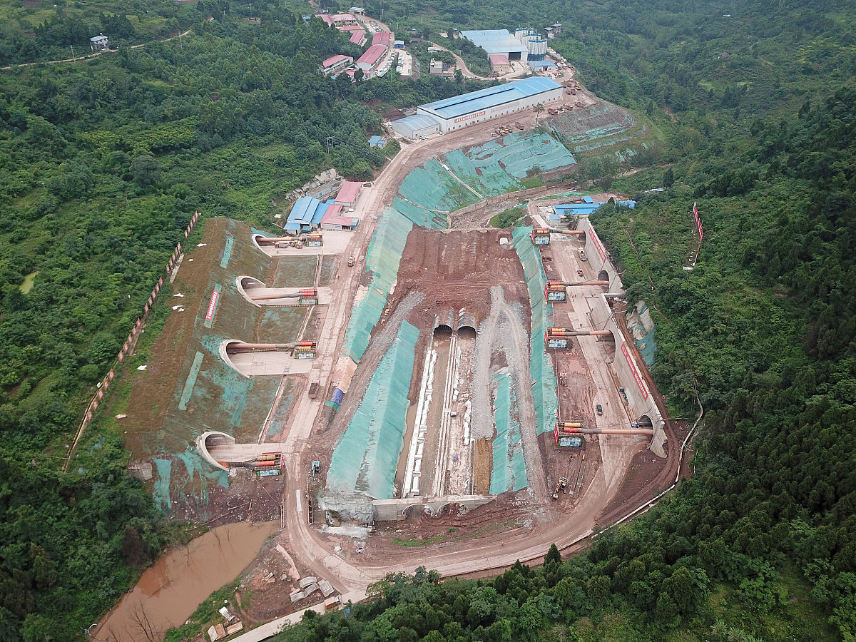 2019年6月27日,四川省成都市新机场高速龙泉山隧道,施工中的龙泉山1号