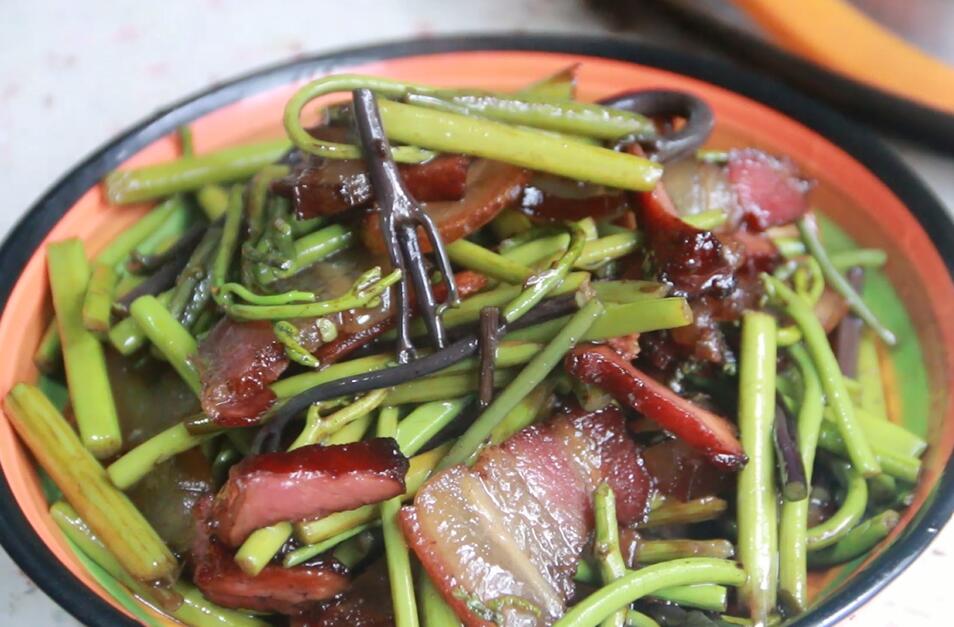 野生蕨菜,萍子细心处理拿来炒腊肉,这样简单的家常做法很好吃!