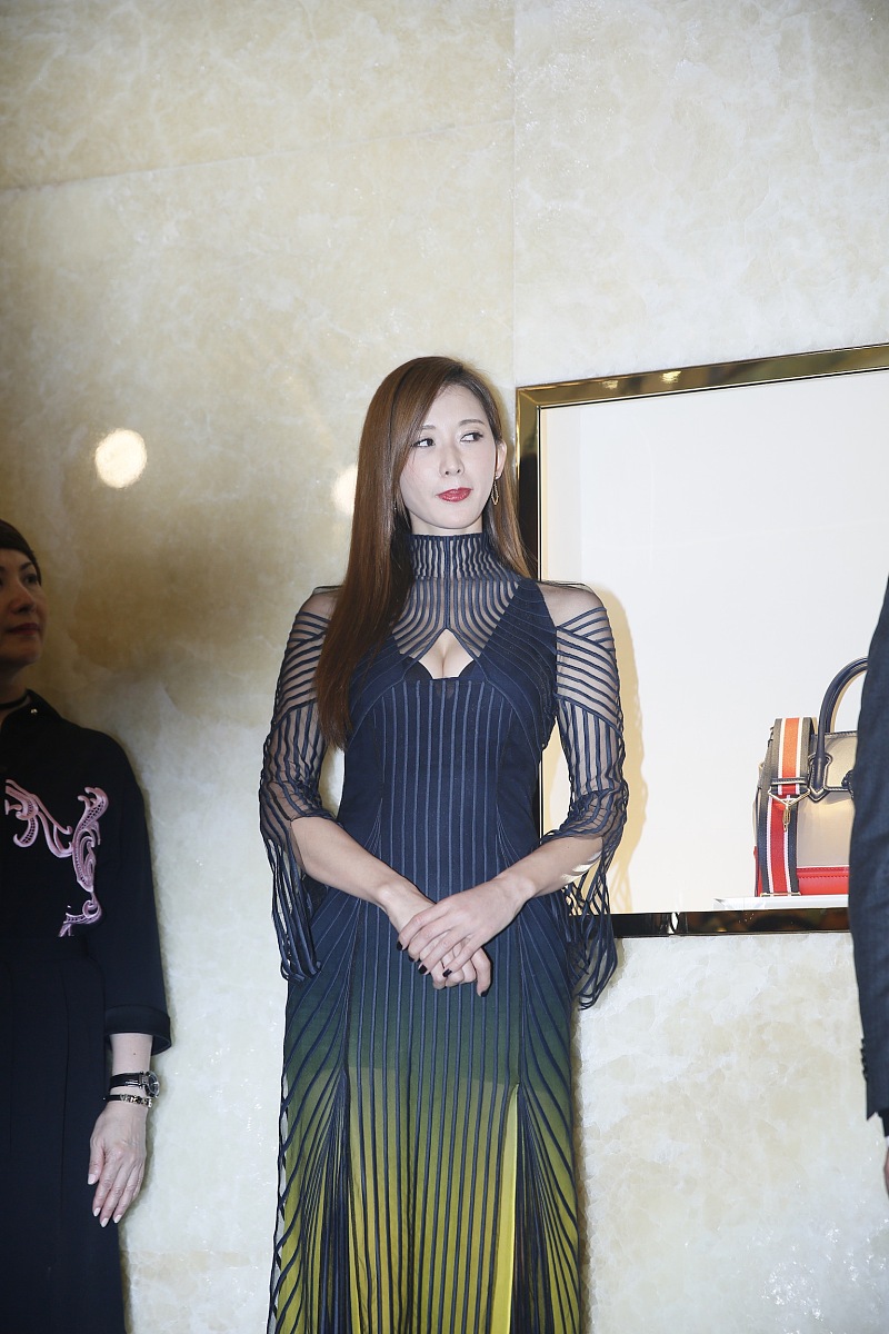 揭秘抖音新一姐郑香香：性感穿搭引领销售风潮，7天狂卖1个亿！