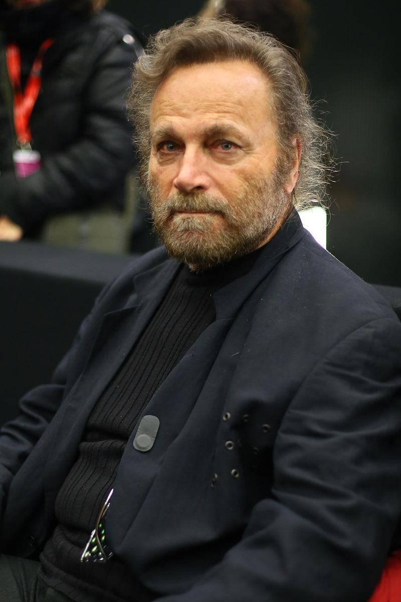 请根据已知的程序代码补全类TableInfo的重构计算面积方法显示桌子面积。【输入形式】无【输出形式】Round Table Area =78500Rect Table Area=24000【样例输入】【样例输出】【样例说明】【评分标准】输出正确满分public class Test public static void mainString args