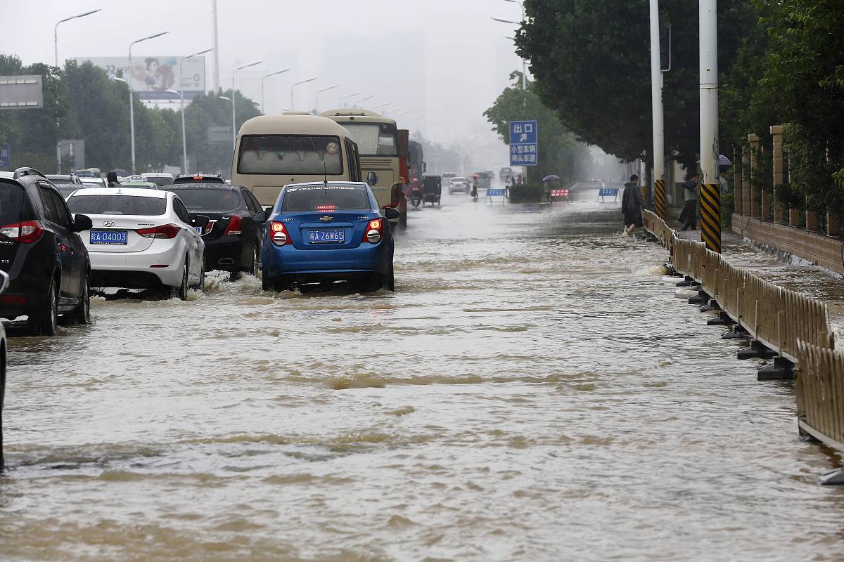 通顺下列句子：增城区灾害网络的源头是高强度、短历时的暴雨次生灾害类型分为路面积水和漫堤洪水该网络由13个节点22条边组成。通过对灾害网络进行分析发现与水利设施损坏相关灾害事件的边介数较大连通度较小且连接多个次级灾害这些事件是灾害网络的主要节点关键节点的运作和状况对整个网络的稳定性和可靠性具有较大的影响力。一旦出现问题会导致整个网络的瘫痪或崩溃。