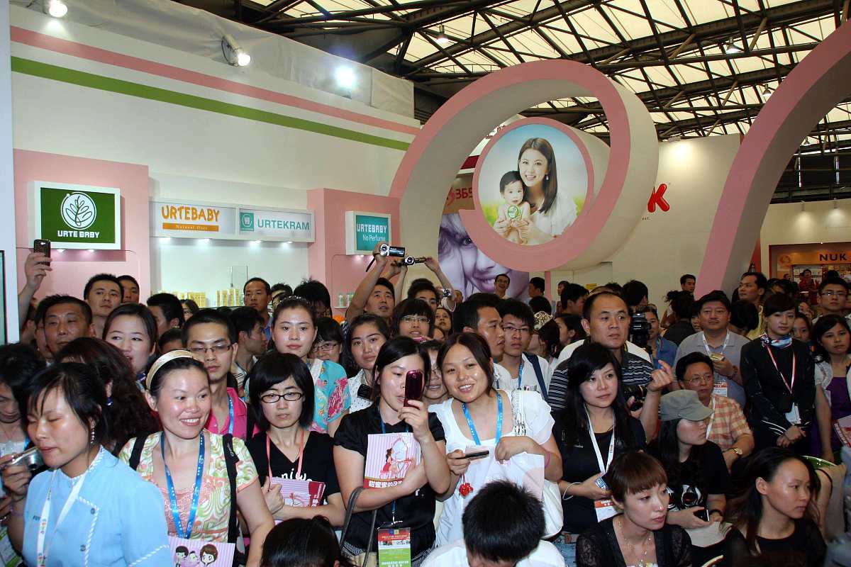 2010年7月22日,上海,著名娱乐女主播李湘为某母婴用品代言.***_***李