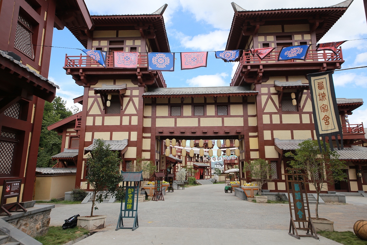 四千多部影视剧取景地！完美复刻不同建筑被誉为中国好莱坞横店影视城 写一篇超过800字的文章