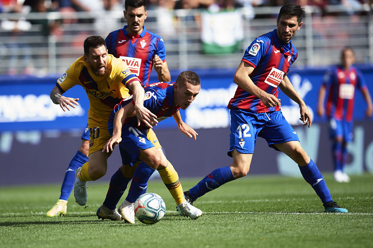 eibar, spain - october 19: <strong>l</strong>ionel messi of fc barcelona (l)