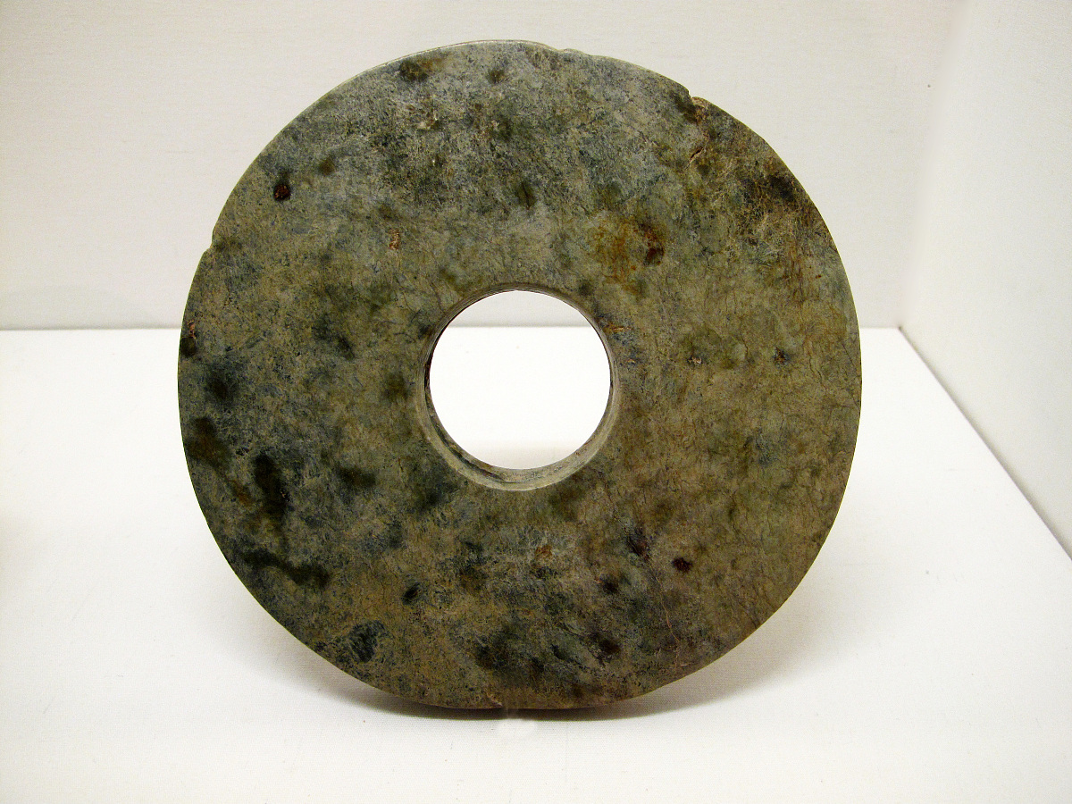 ***_***璧,新石器时代,良渚文化,1972年杭州市余杭出土,国家博物馆中