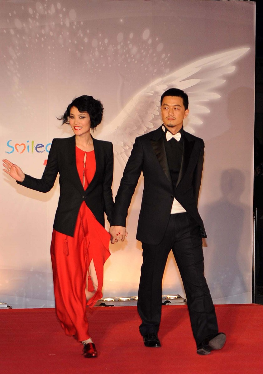 王菲信仰之谜：双手合十祈福，豪宅摆放佛像和谢霆锋照片