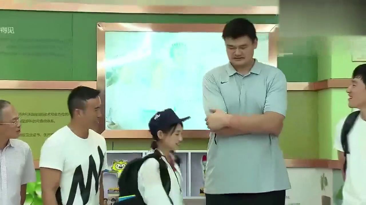 当姚明遇上金星,真的是火星撞地球啊,这个场面太难得了