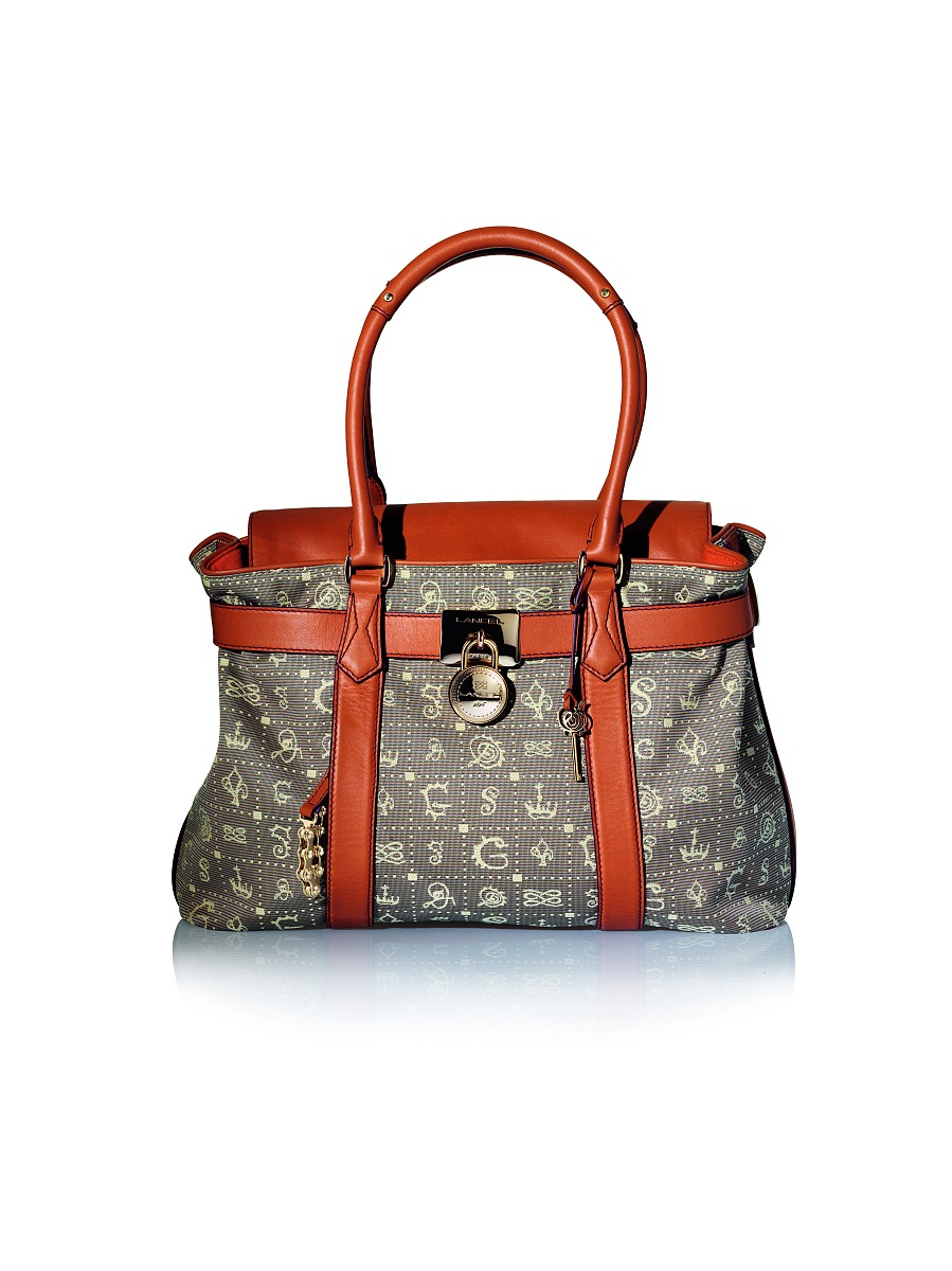 在中国你是一名情商很高的男生你送了一个包包给女生你要怎么留言。希望能让女生能喜欢收到的包包