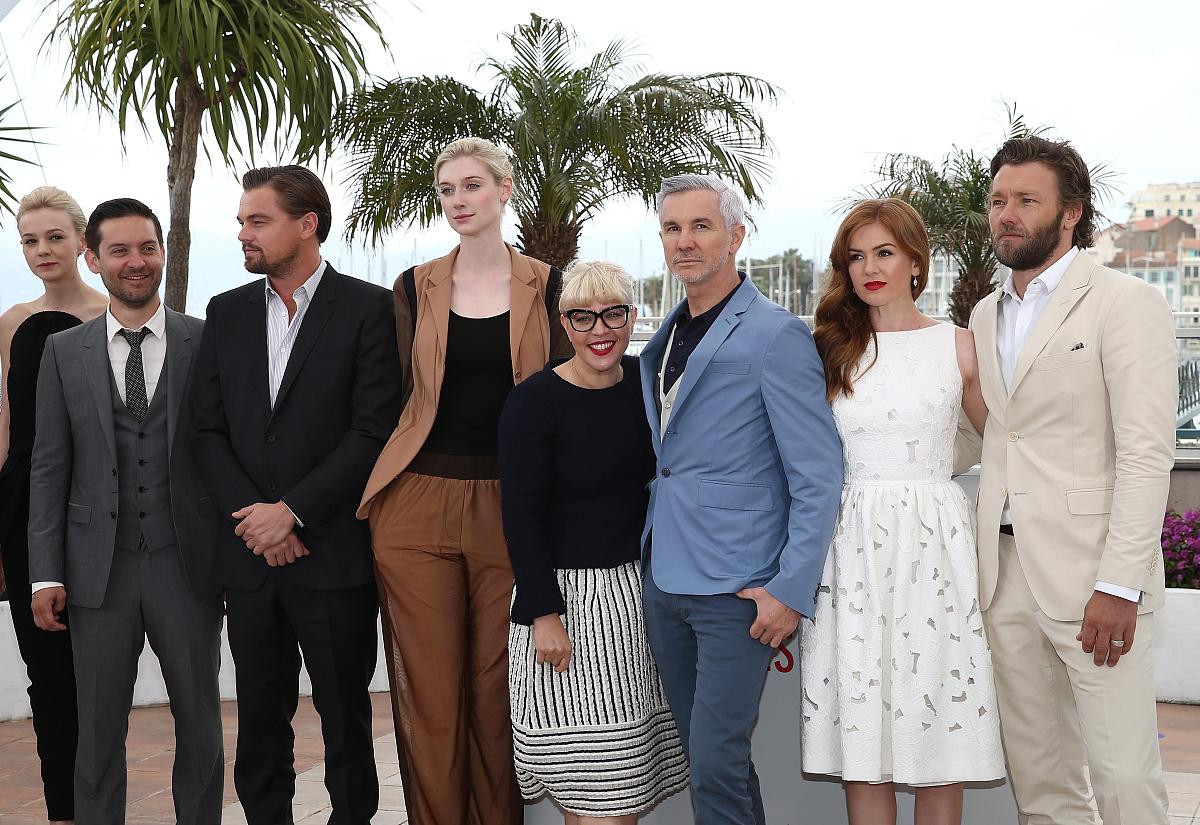 从多个人物形象的角度分析了不起的盖茨比中对美国当时状况的体现