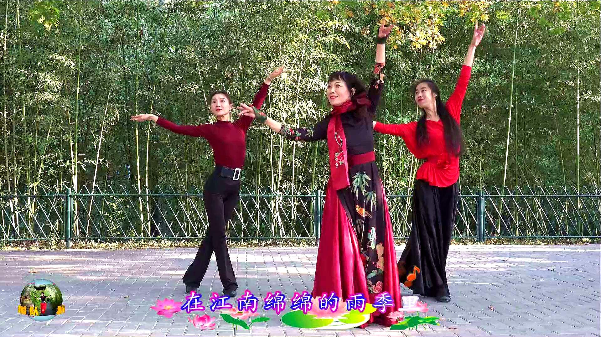 紫竹院广场舞《江南雨》，杜老师跳得真是美极了！