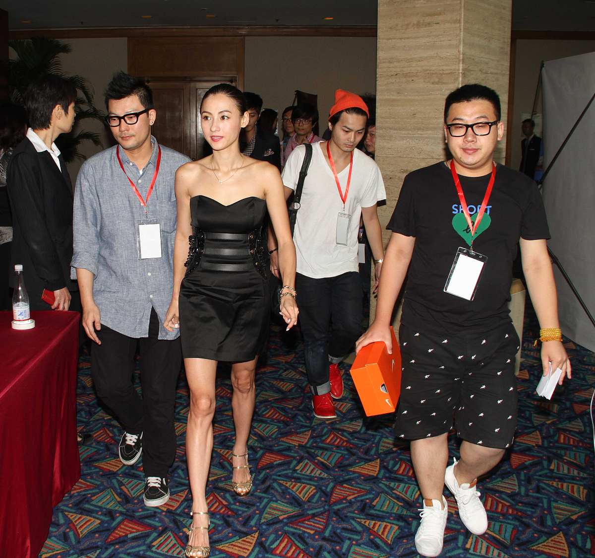 请你以张柏芝领证新欢曾霸占李小冉四年谢贤只能无奈认可!为题写一篇1600字左右的文章分为九个段落