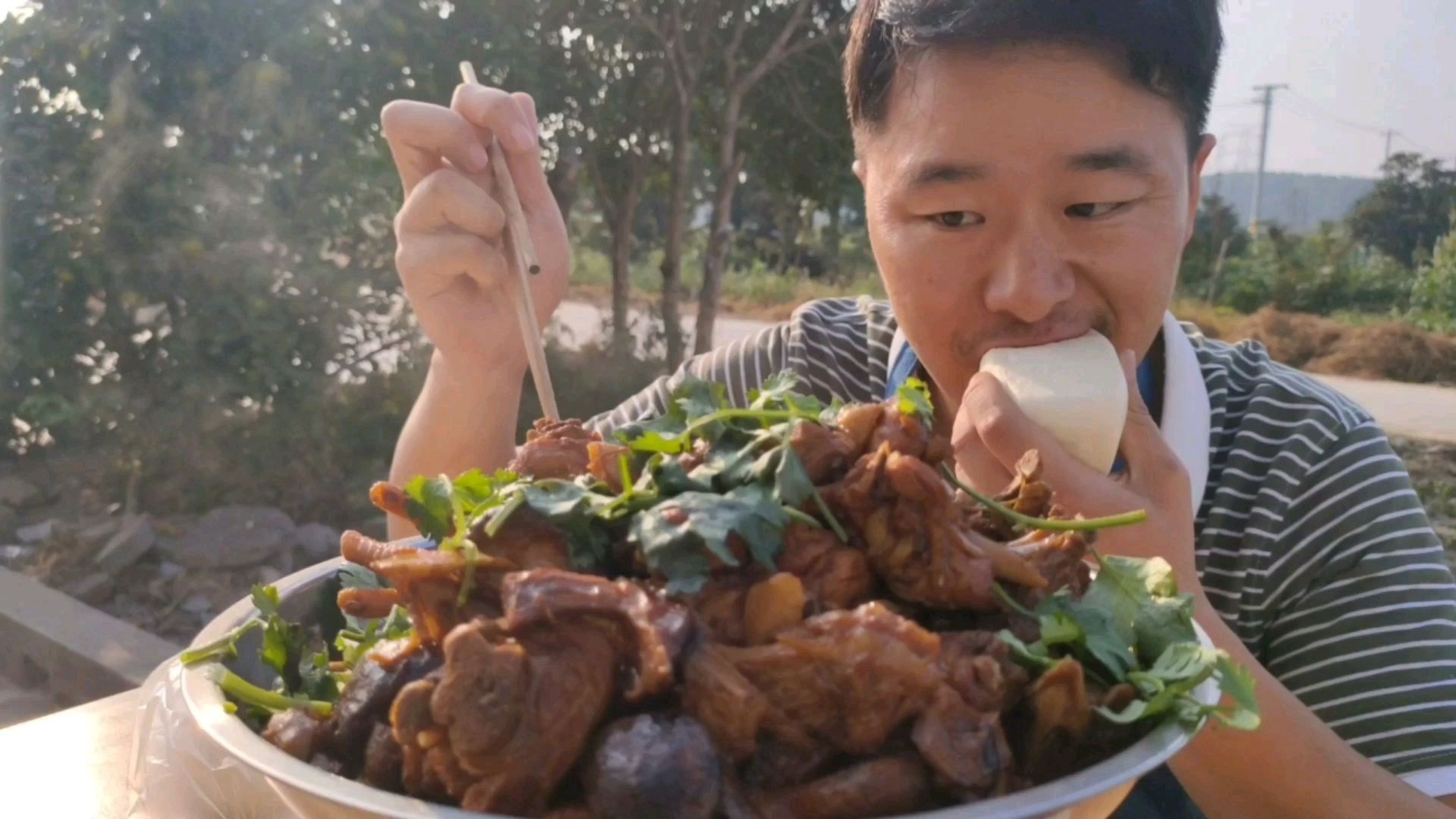 小鸡炖蘑菇这样吃最爽,肉香味美,一盘差点不够吃,真过瘾
