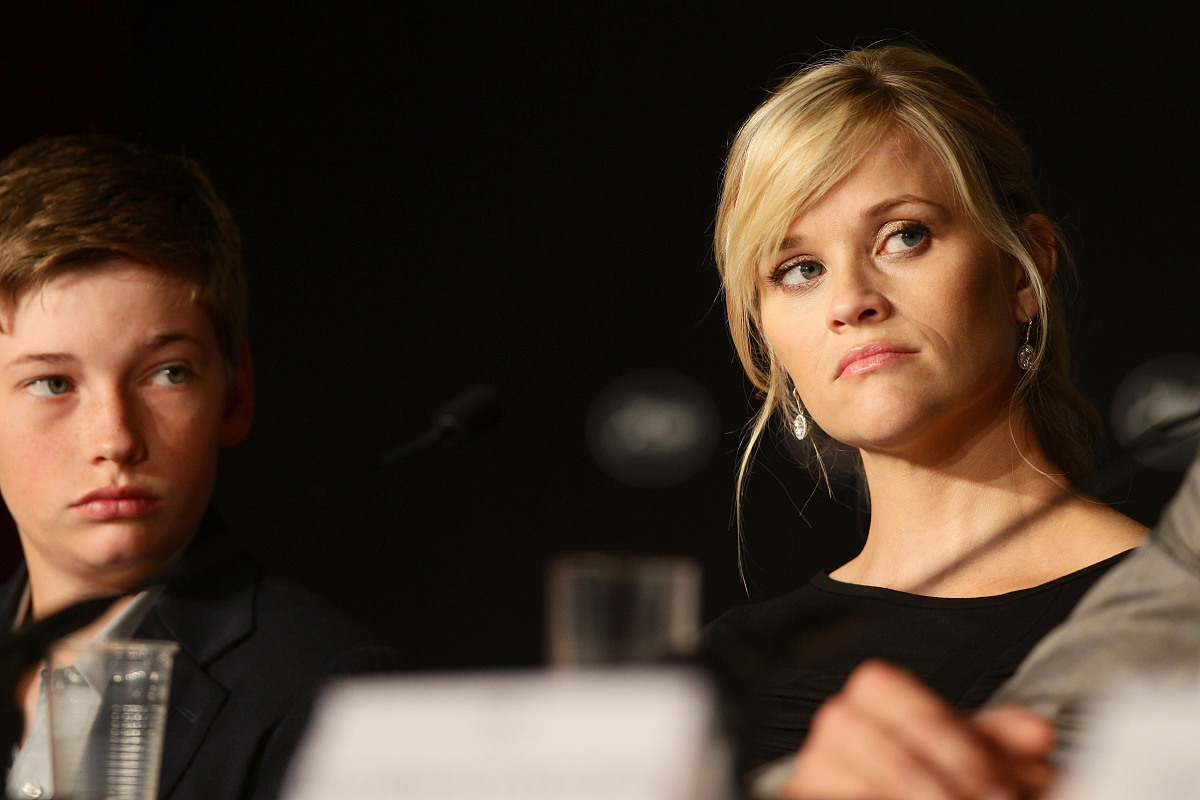 污泥活性不够污泥活性不够通常指的是污泥中的微生物数量和活性不足导致处理效果下降。造成污泥活性不够的原因可能有以下几种：1 过度负荷：如果处理系统超负荷运行会导致微生物数量不足从而影响污泥活性。2 氧气不足：氧气是微生物呼吸和代谢所必需的如果处理系统中氧气不足会导致微生物活性降低。3 温度过低：微生物的活性和繁殖速度与温度有关如果处理系统温度过低会影响微生物的活性和繁殖速度。4 污泥老化：长期运行的