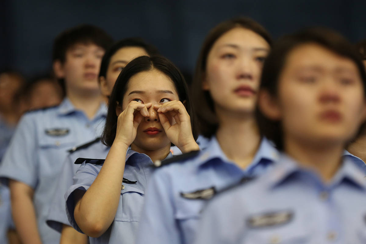 请改写以下段落使其符合逻辑：光阴似箭一眨眼的工夫大学生活即将告一段落。回首过去两年我有很多感慨。时间在指间匆匆流逝只剩下沉重的收获。在此我为自己的青春而奋斗的日子我将永远铭记于心同时我也要对所有曾经帮助过我陪伴过我关心过我照顾过我的朋友们致以最真挚的谢意愿我能在此一路走下去认识你们是我的三生之幸！首先我要感谢我的导师——陈教授他对我的论文进行了详细而耐心的指导并给予了我宝贵的意见。而且每当我赶不上