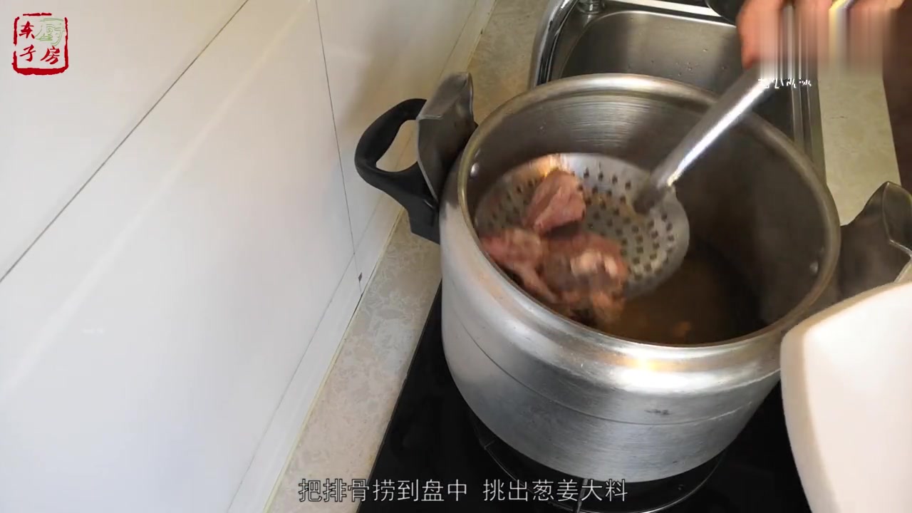 红烧排骨的家常做法,大厨来教你做出来排骨色泽红亮,瘦而不柴