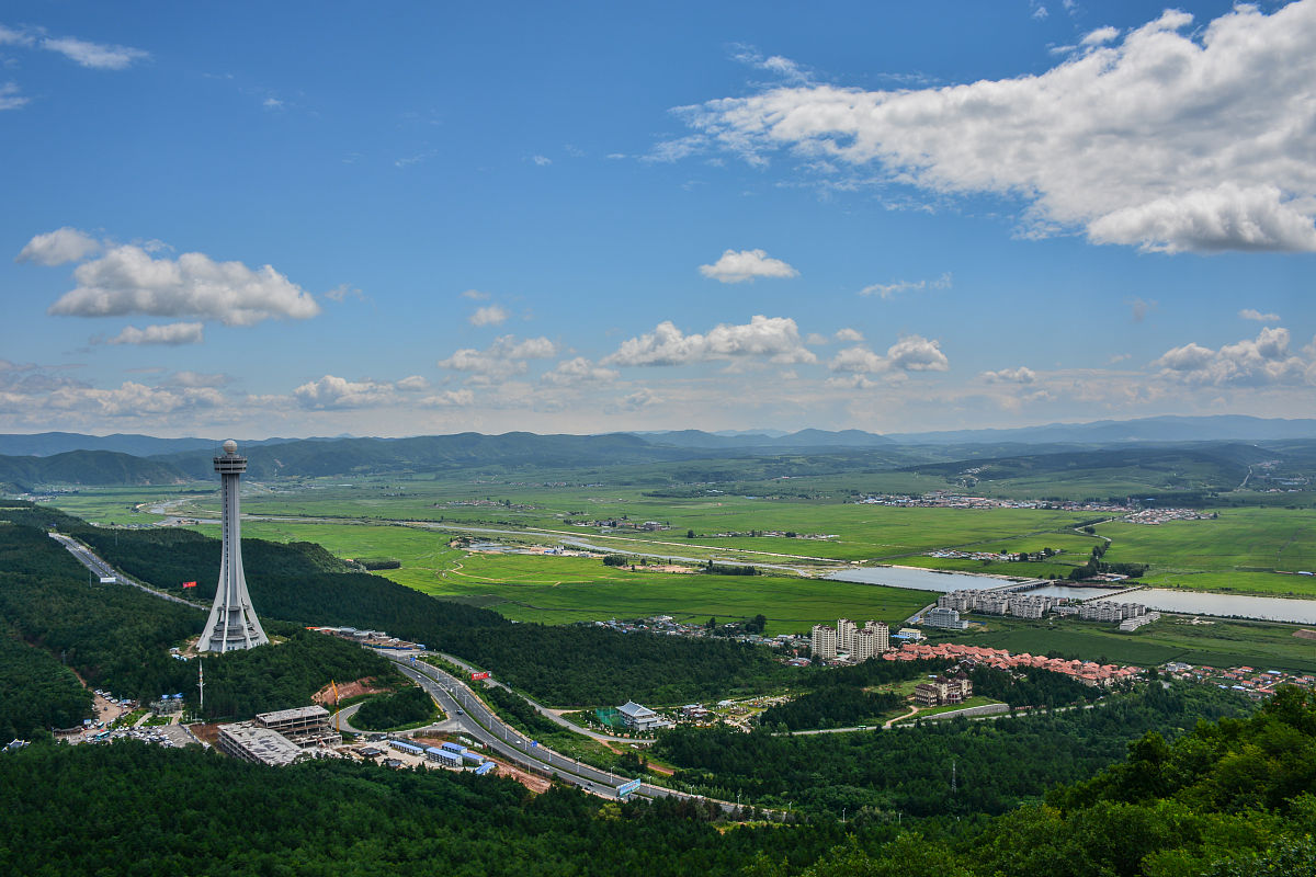 2019年8月,吉林省延边延吉市帽儿山公园,登高远眺将延吉市与龙井市尽