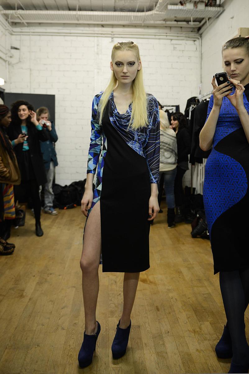 后台 , paris, france - march 05:  a model poses backstage before