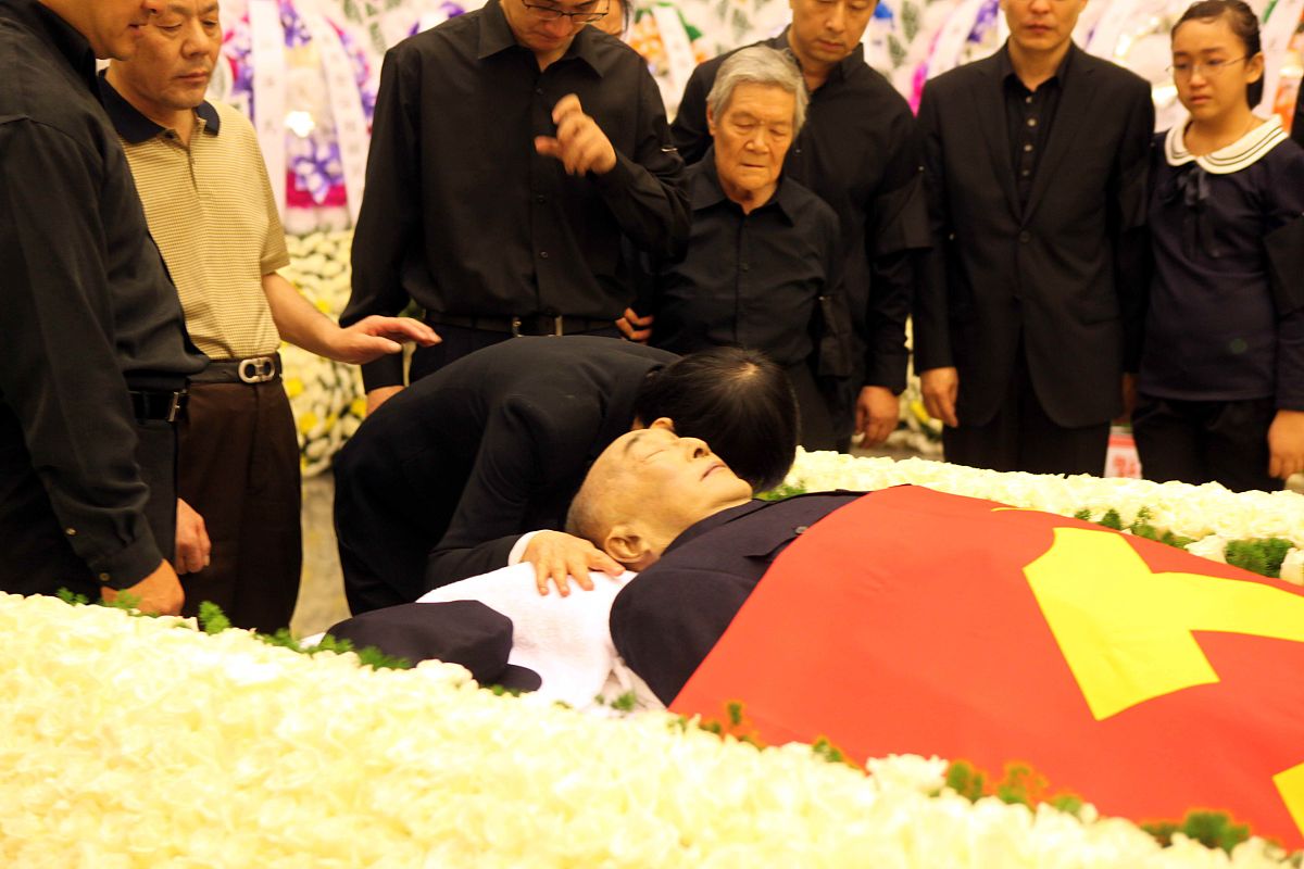 2012年9月24日,中国北京,前国家体育总局局长伍绍祖追悼会举行.2012年