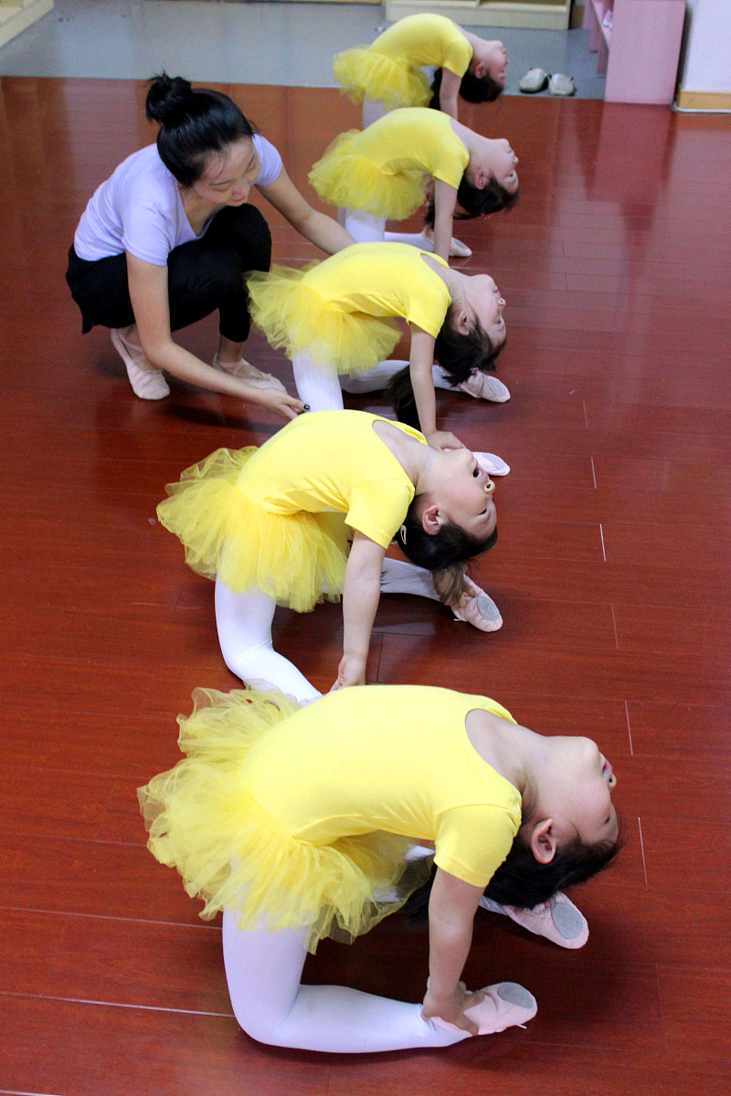 今天孩子们练习舞蹈中的单腿压前屈和坐姿搬前腿压腿和坐搬旁腿的基本功虽然痛疼但孩子们坚持不懈最后也尝试了站起来搬旁腿