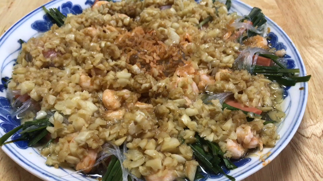 这样做的蒜蓉蒸虾仁,口感鲜嫩,一盘都不够,一家人抢着吃