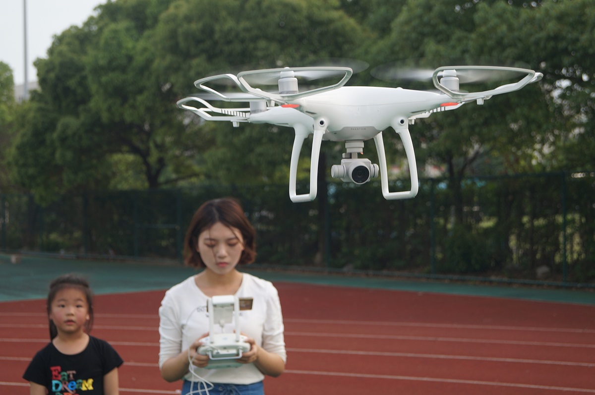 大疆无人机飞机开机短按一下三个灯亮