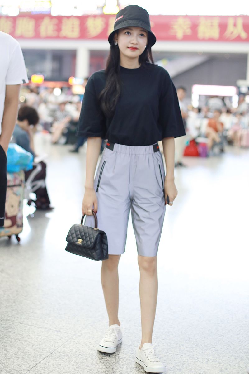 清新休闲运动风穿搭指南：白色T恤+百褶裙/短裤，文艺又时尚！