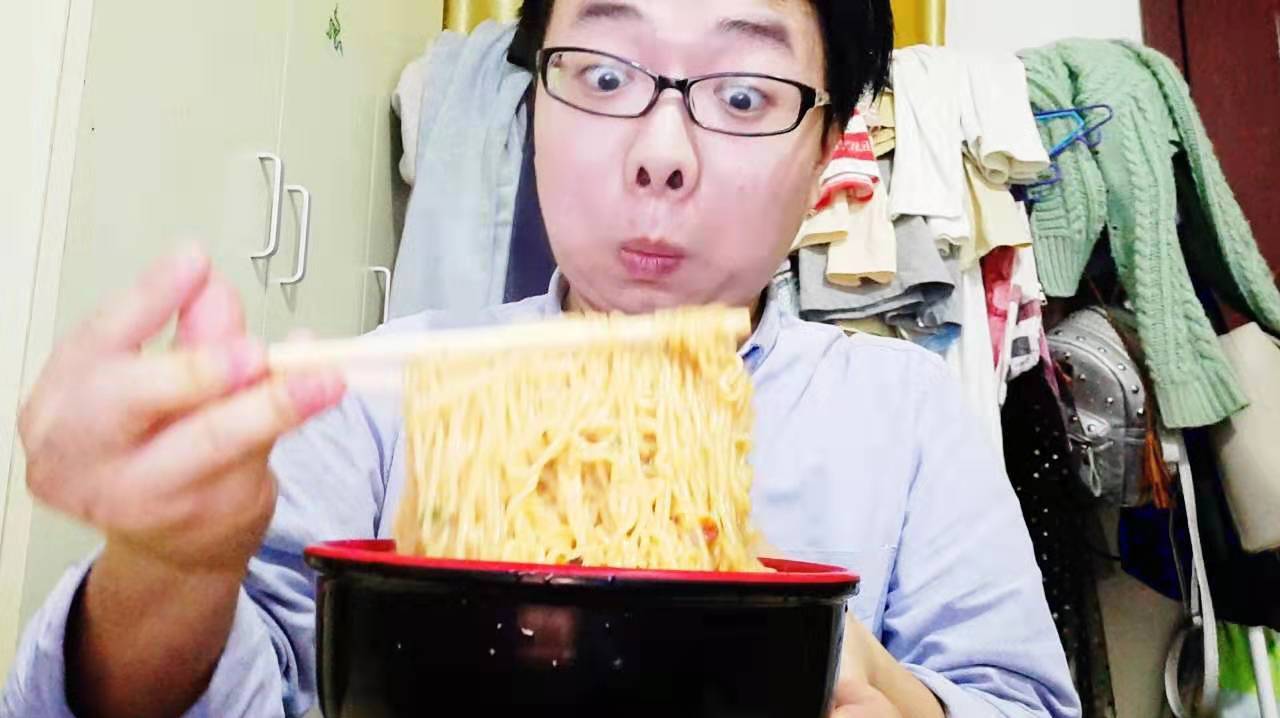 小伙挑战吃两包火鸡面,结果辣成表情包,太搞笑了