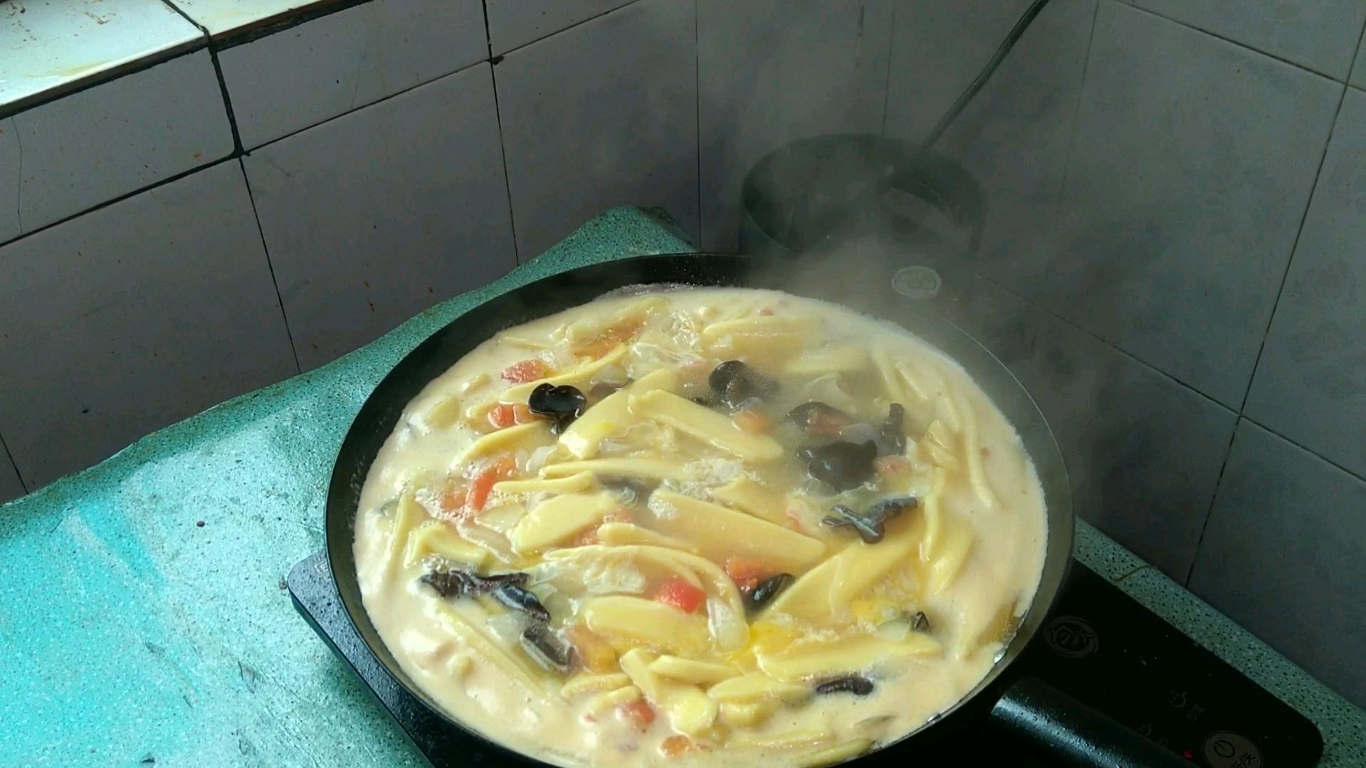 玉米面最好吃的做法,愣娃做小黄鱼,烧锅汤煮着香