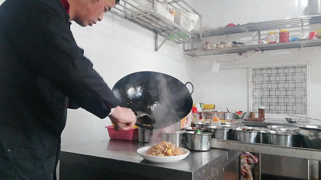 客人点了一道家常菜,饭店厨师长亲自操作,你们觉得有食欲吗?