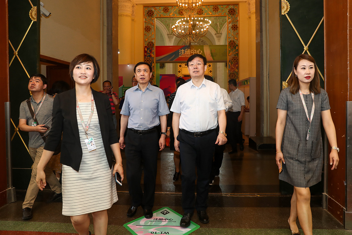 抬头六安市政府落款中国文化传媒集团总裁周泓洋做个拜访文涵。