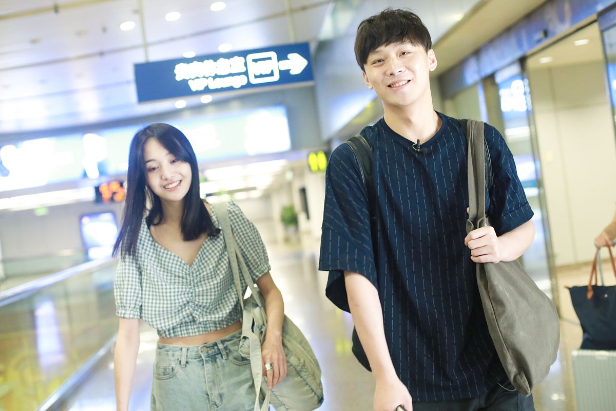2019年6月19日,北京,明星情侣现身机场.郑爽 张恒