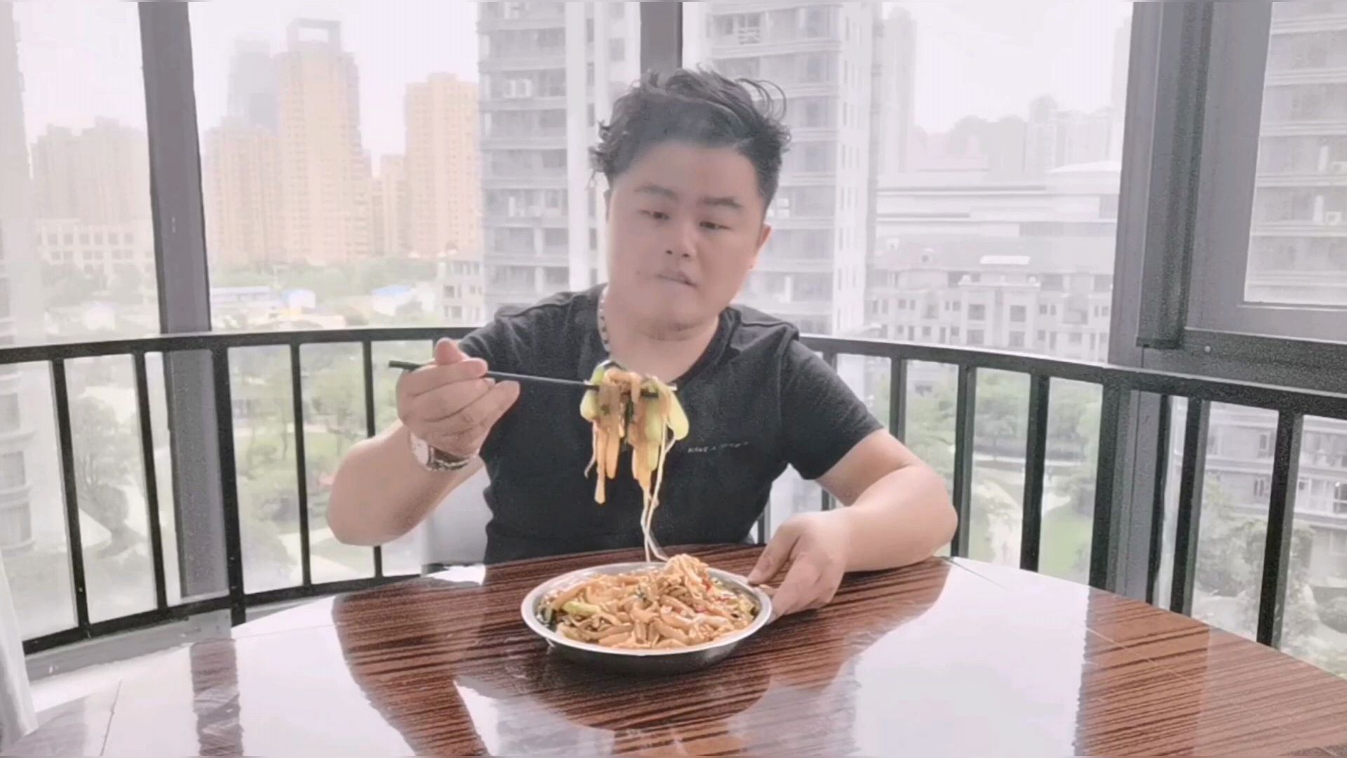 用家乡方法炒广州名菜河粉,味道还真的不错