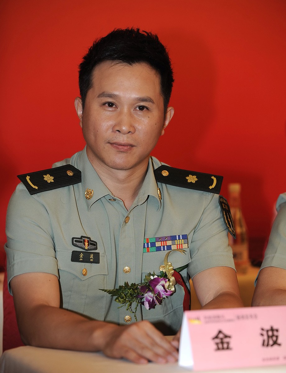 闫树男一级士官天津武警赵方方女电视台职员2008年第一次见面相知相爱写个长篇爱情故事