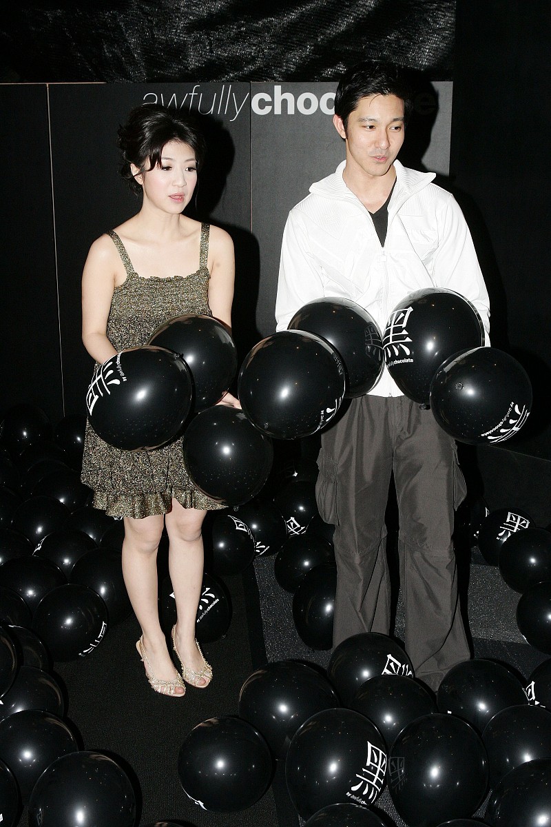 2007年4月6日,台北,黄湘怡转行卖蛋糕忙赚钱,立威廉送花道贺+++_+++黄