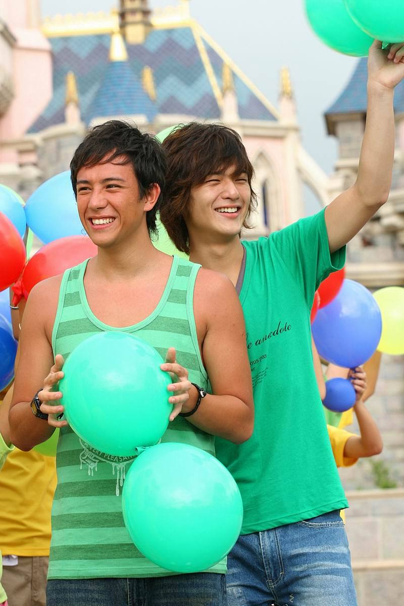 2005年9月7日,香港,英皇娱乐众多艺人拍摄歌曲《世界真细小》mv.张致