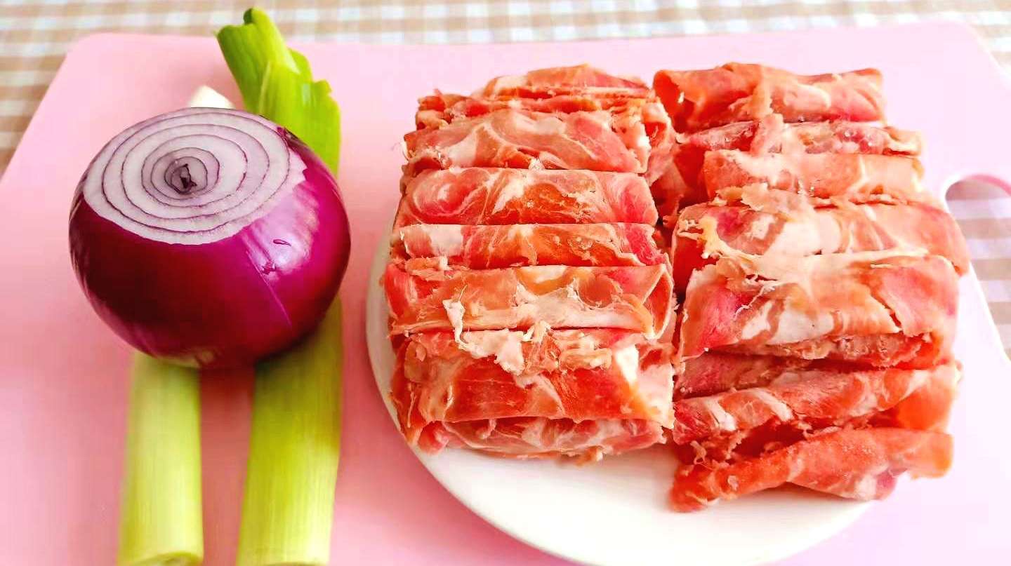 葱爆羊肉,先放葱还是先放肉?做不对怎能香,难怪不好吃膻味浓
