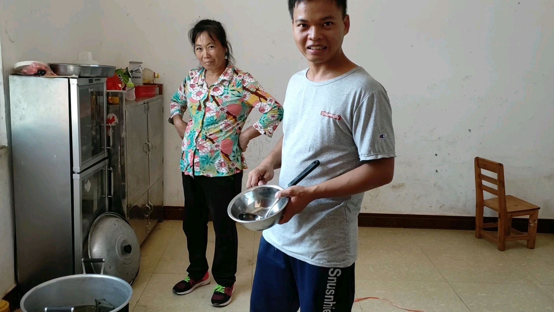 最近上火,农村大妈煮凉茶叫我来喝,看看都用什么煮。