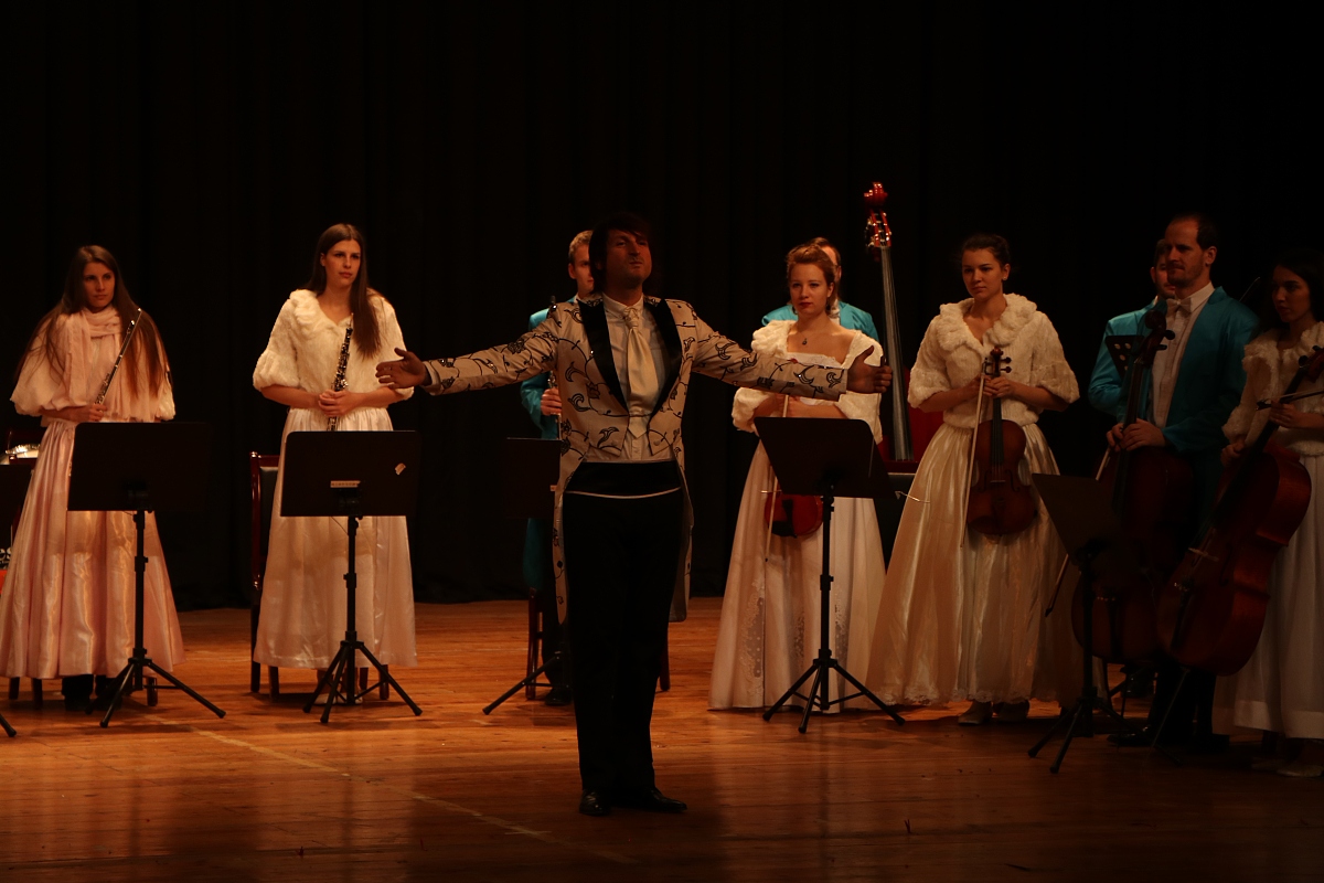 你现在身份是一名音乐学院的本科毕业生要写毕业论文题目为《民族声乐中的角色塑造-以等着我亲爱的人为例》请对其22 角色塑造在音乐领域中的应用内容进行写作保证内容的逻辑性和条理性不要乱写其格式如下：22 角色塑造在音乐领域中的应用