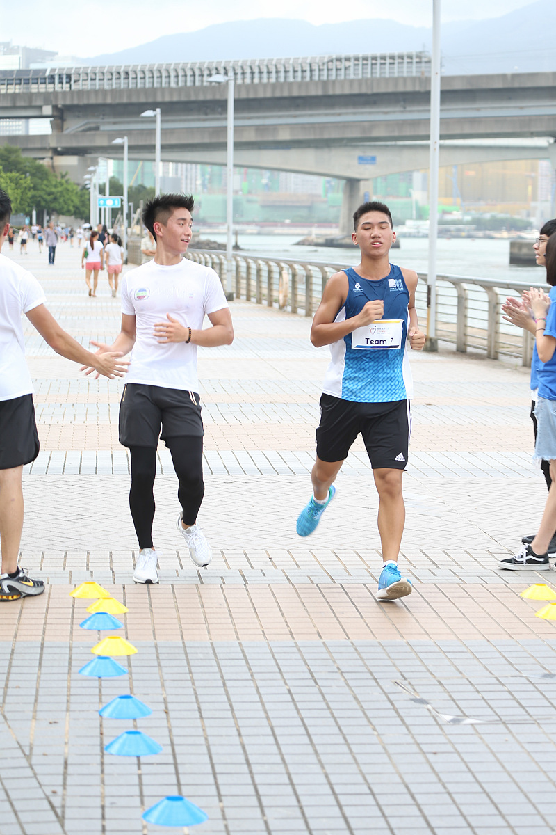 判断题教师进行跑步的摆臂动作示范时，镜面示范为最佳示范面。（ ）